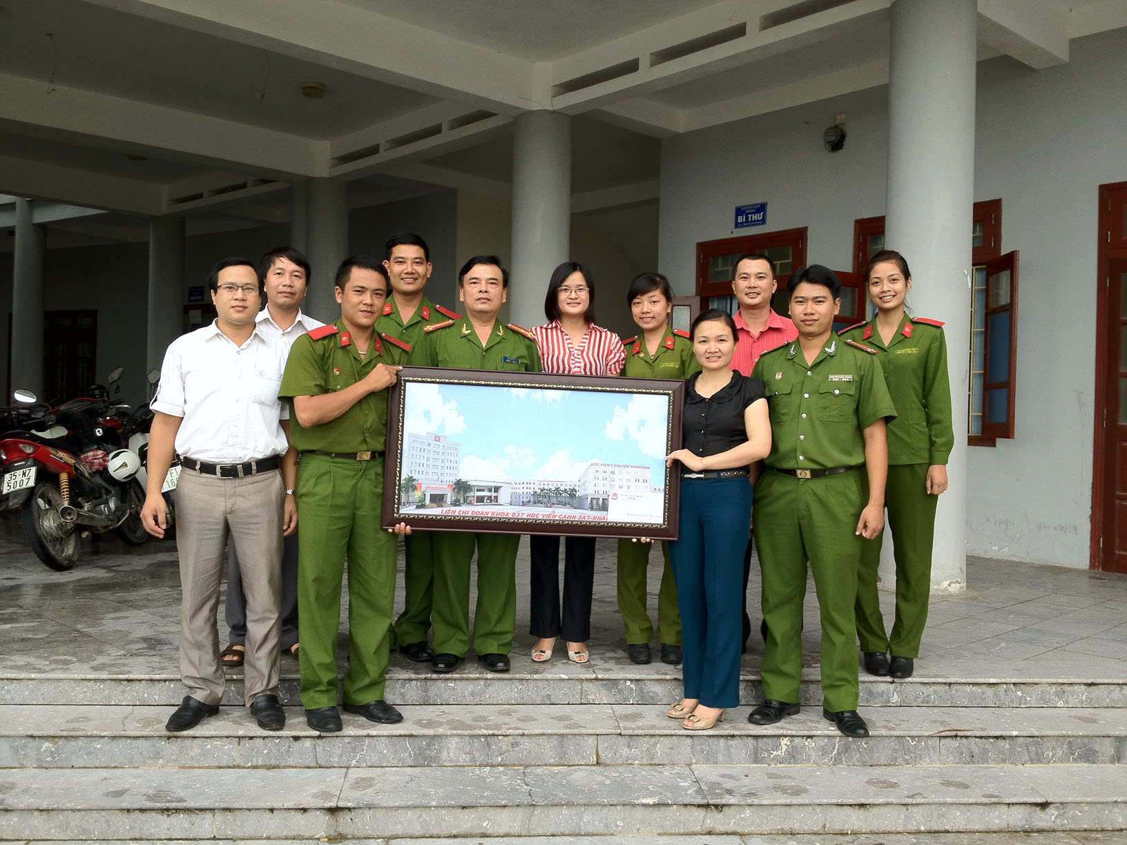Đại diện đoàn cán bộ học viên Học viện CSND thực hành CTXH tặng quà lưu niệm cho UBND huyện Kim Sơn